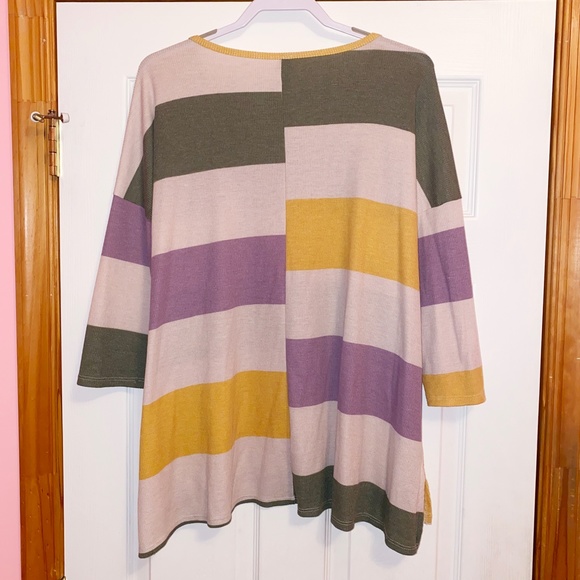 ✨$5!✨ Honeyme Wide Striped Top - Picture 8 of 10